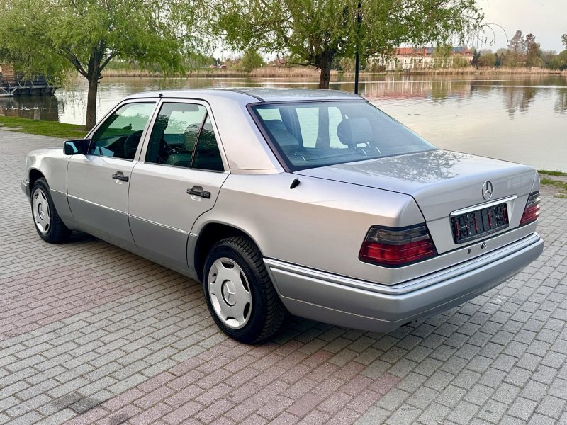 1994 Mercedes-Benz E 200 oldtimer autó – Car-Garage Kft. Ráckeve – 2. fotó