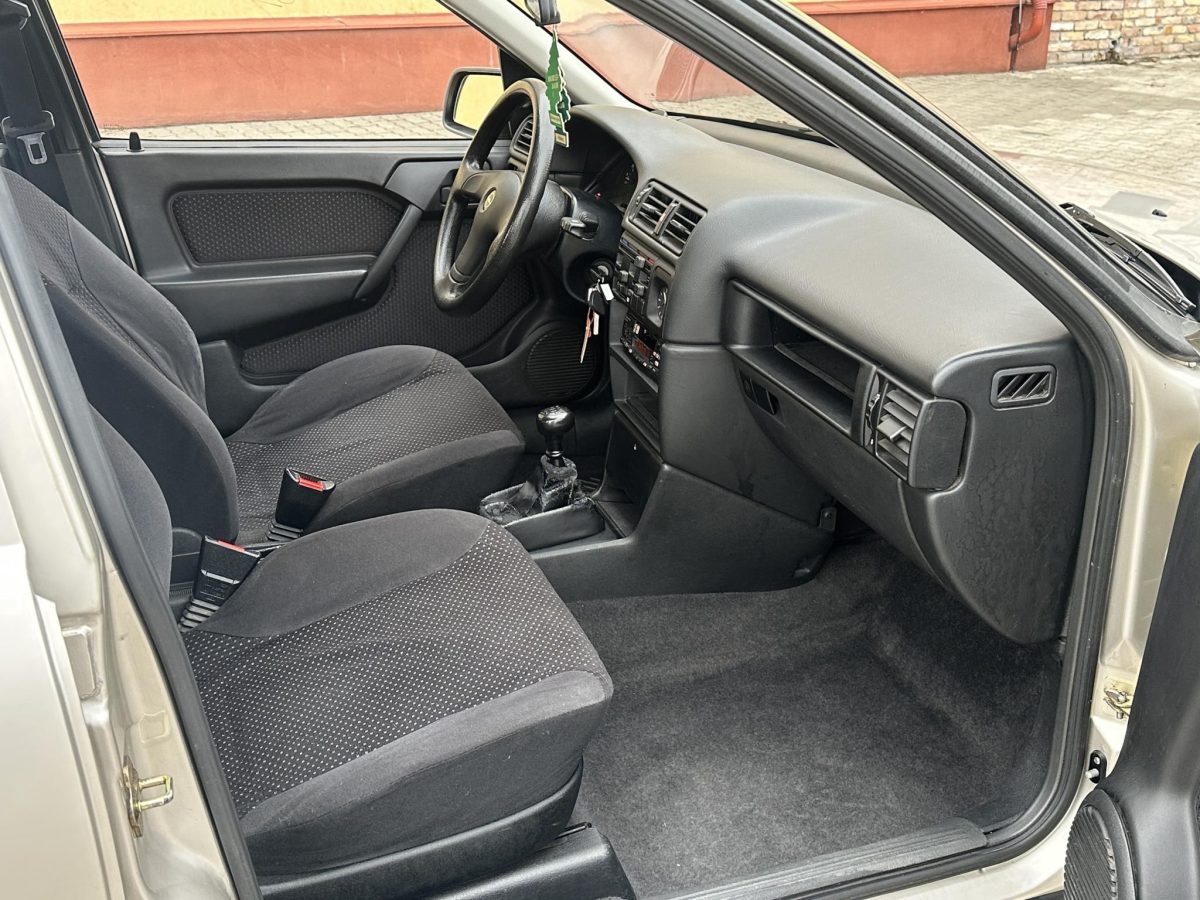 1993 Opel Vectra oldtimer autó – Car-Garage Kft. Ráckeve – 5. fotó