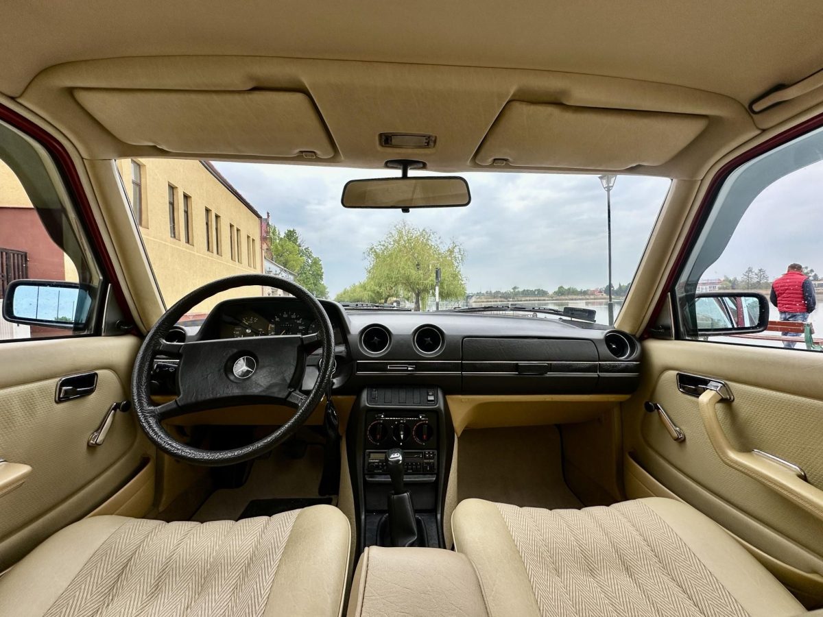 1981 Mercedes-Benz 200 oldtimer autó – Car-Garage Kft. Ráckeve – 7. fotó